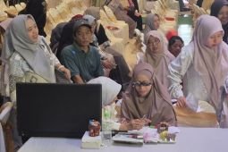 Baznas-Pemprov Jatim beri 1.000 guru TK dan TPQ kacamata gratis