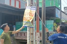 Satpol PP Ponorogo tertibkan puluhan banner dan spanduk liar