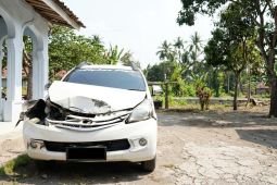 Mobil tertemper KA Tawang Alun di perlintasan Jatiroto