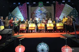 Menjulang tanpa kehilangan akar