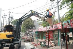 Pemkot Surabaya bongkar puluhan bangunan PKL di atas saluran air