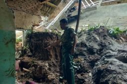 BPBD: Bapak dan anak meninggal tertimpa tanah longsor di Lumajang