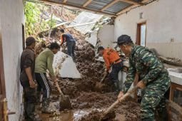 BPBD Lumajang bersihkan dua rumah dari timbunan tanah longsor