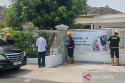 Polda Jatim olah TKP lokasi pembunuhan ibu dan anak di Kota Madiun