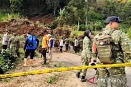 Bencana longsor putuskan akses jalan antar-desa di Panekan Magetan