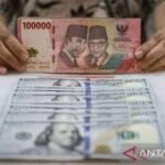 Kamis ini rupiah melemah menjadi Rp18.033 per dolar AS