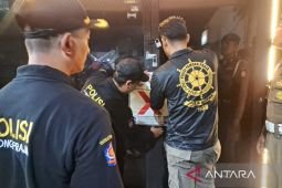 Satpol PP Kota Surabaya segel toko minuman keras di tiga lokasi