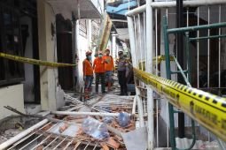 Polisi olah TKP lokasi ledakan diduga dari gas elpiji